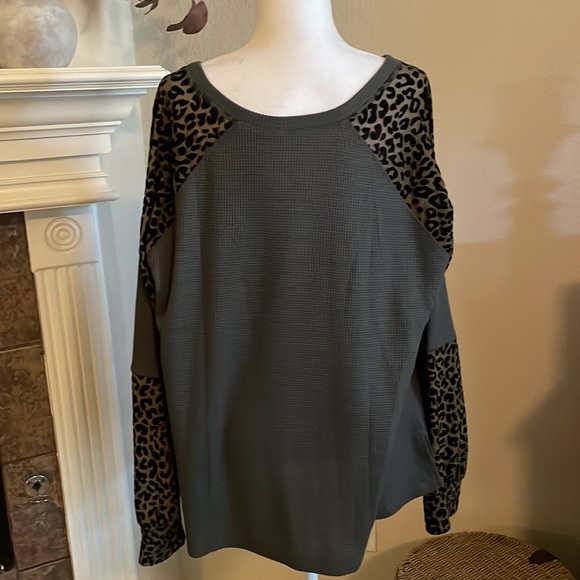 Kori America - green waffle top with long sleeves and leopard print; size 1XL - Picture 6 of 9